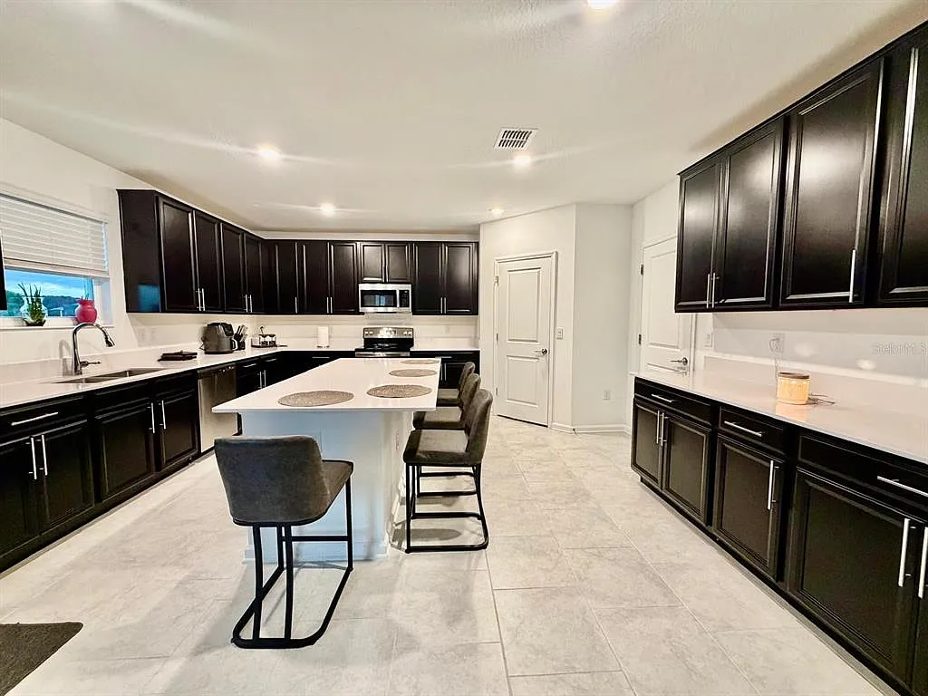 4 bed, 2.5 bath, 3165 sqft, $2,799 — Photo 2