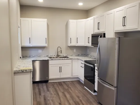 119 W Wisconsin Ave, Pewaukee, WI 53072