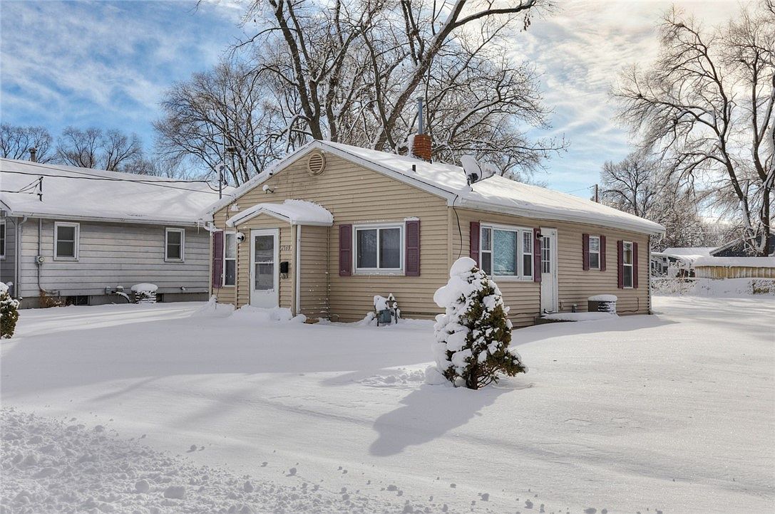 2749 Indianapolis Ave, Des Moines, IA 50317 | Zillow