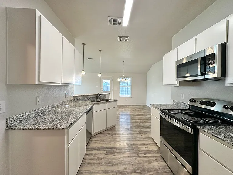 1825 Clovis Dr — Photo 9