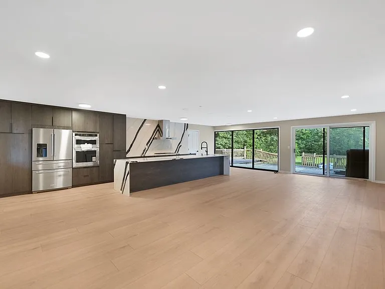11110 S Highland Dr — Photo 1