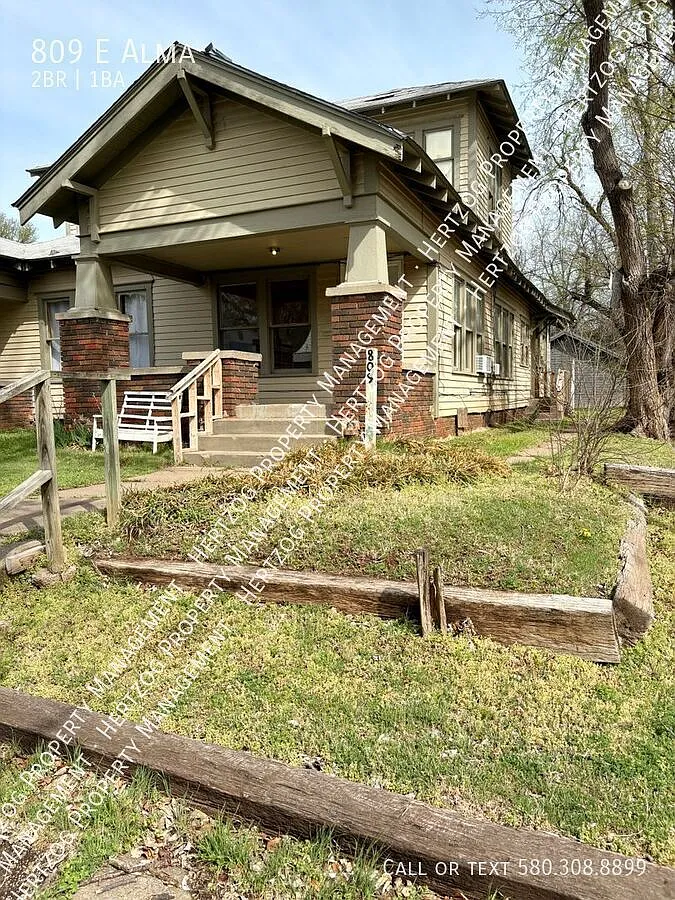 Charming 2 Bedroom 1 Bathroom Duplex with Basement — Photo 1