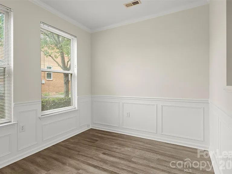567 E 9th St — Photo 16
