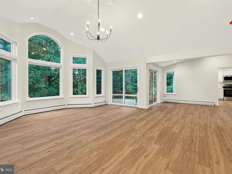 2375 N Vernon St — Photo 25
