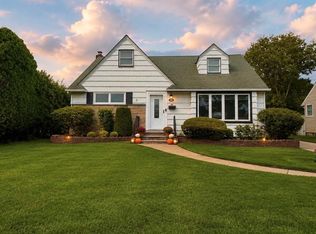 860 Helene St, Wantagh, NY 11793