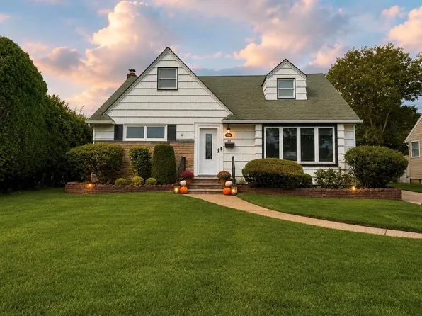 860 Helene Street, Wantagh, NY 11793