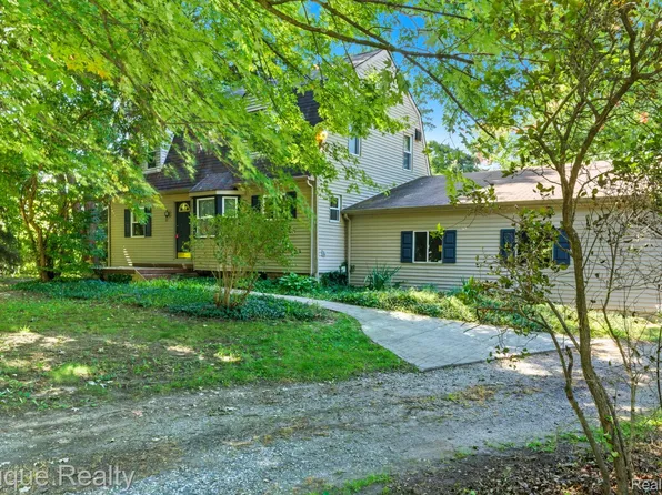 2051 Byron Rd, Howell, MI 48855