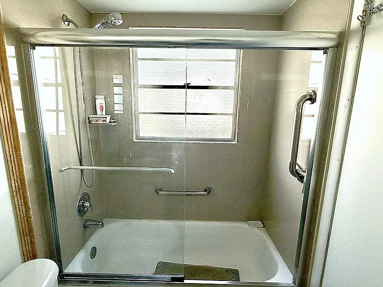 21 Newport B — Photo 17