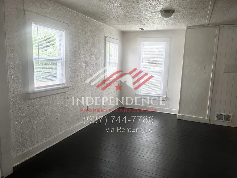 721 E Pearl St — Photo 12