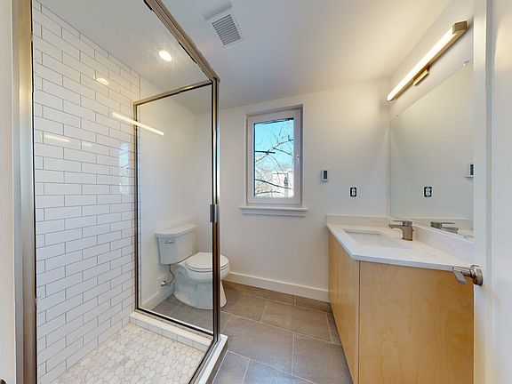 5th image of 2837 Washington St