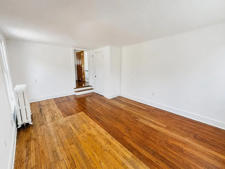 725 Warren St — Photo 8