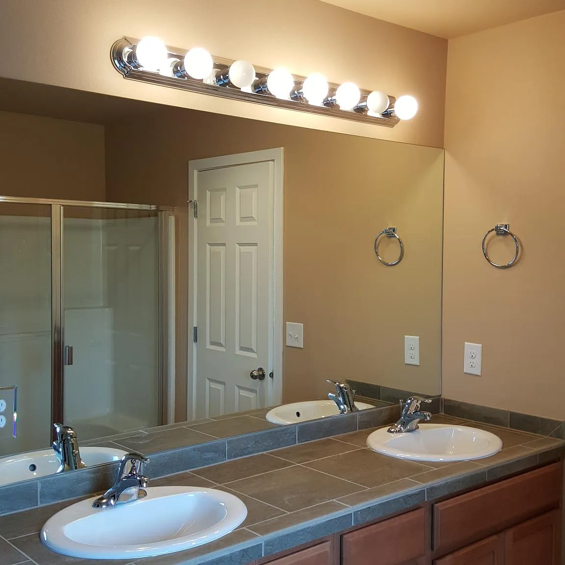 3 bed, 2.5 bath, 1700 sqft, $3,200 — Photo 4