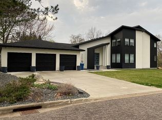 2080 Austrian Pine Ln, Minnetonka, MN 55305