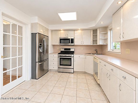 5th image of 11 Rubenstein St