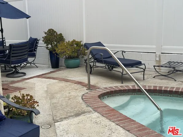 530 S Barrington Ave APT 210, Los Angeles, CA 90049