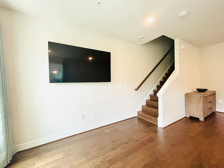 913 King Farm Blvd — Photo 10