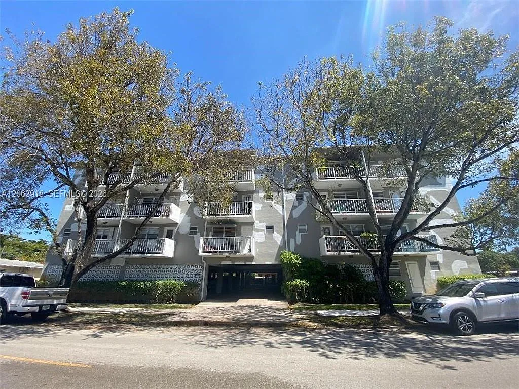 Plunkett Condo Apts — Photo 1