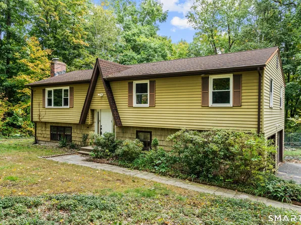 32 Woodhaven Dr, Burlington, CT 06013