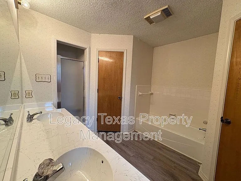 1203 Stonelake Dr — Photo 16