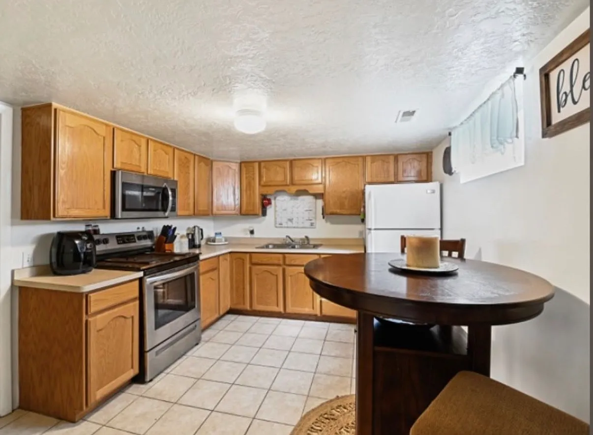 2 bed, 700 sqft, $1,200 — Photo 4