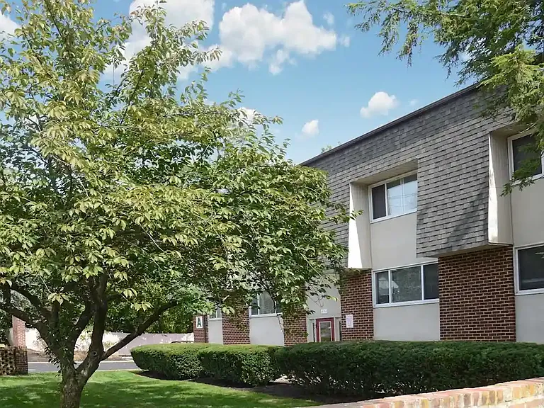 Towne Oaks Apartments — Photo 10