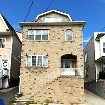 3 bed, 1000 sqft, $2,300 — Photo 1