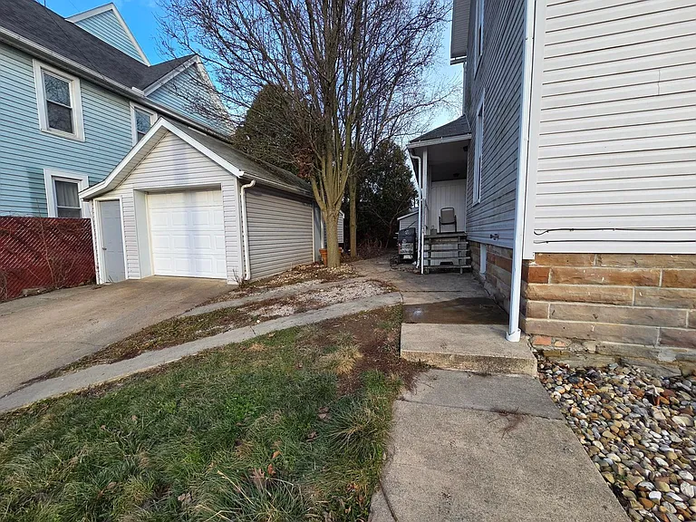 200 E Walnut St — Photo 2
