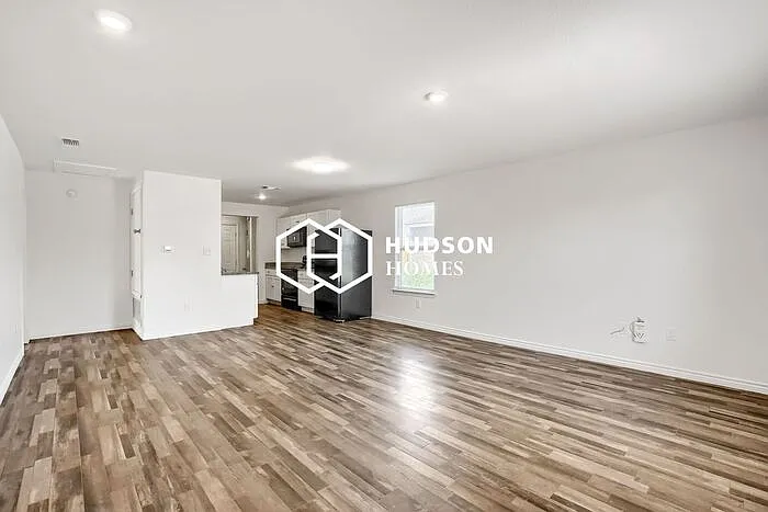714 W Avenue Z — Photo 4