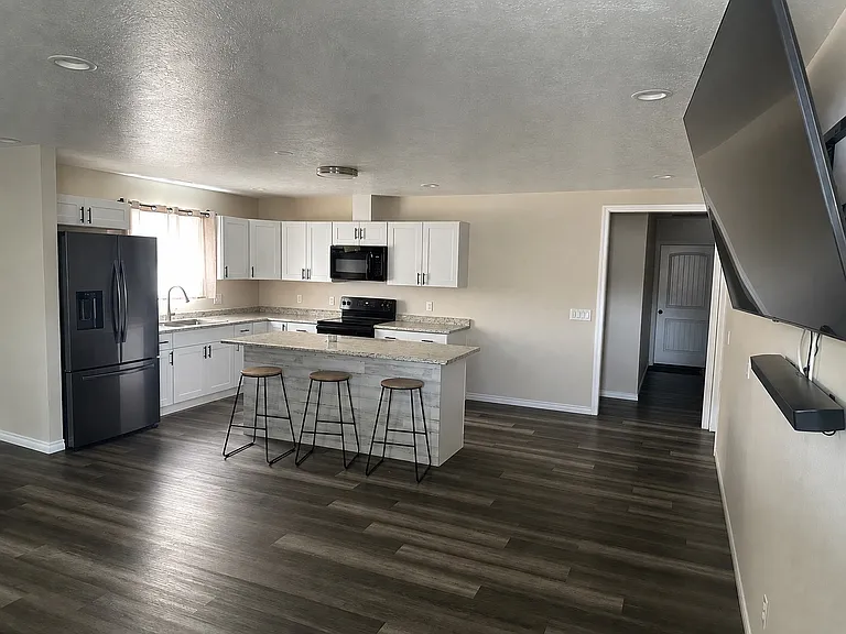 440 S 8th Ave — Photo 2