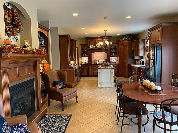 2nd image of 302 W Harvest Dr
