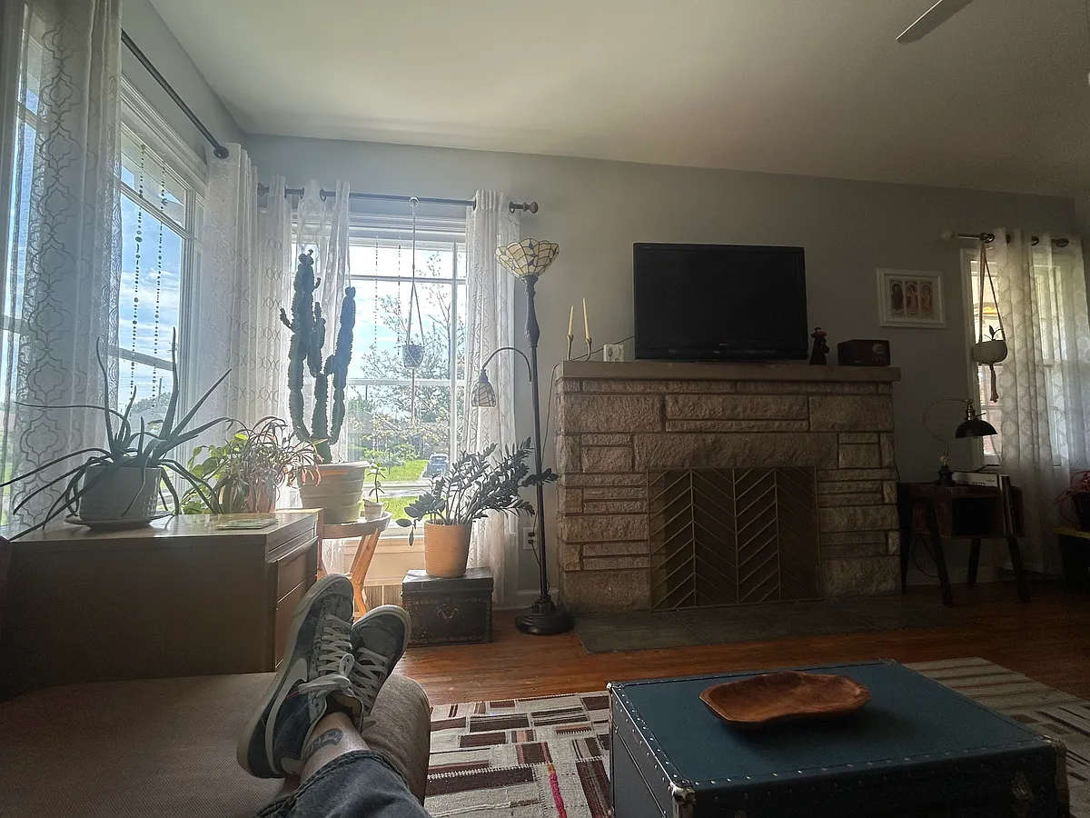 Great corner windows and light- especially in the morning. - 1314 N Butler Ave