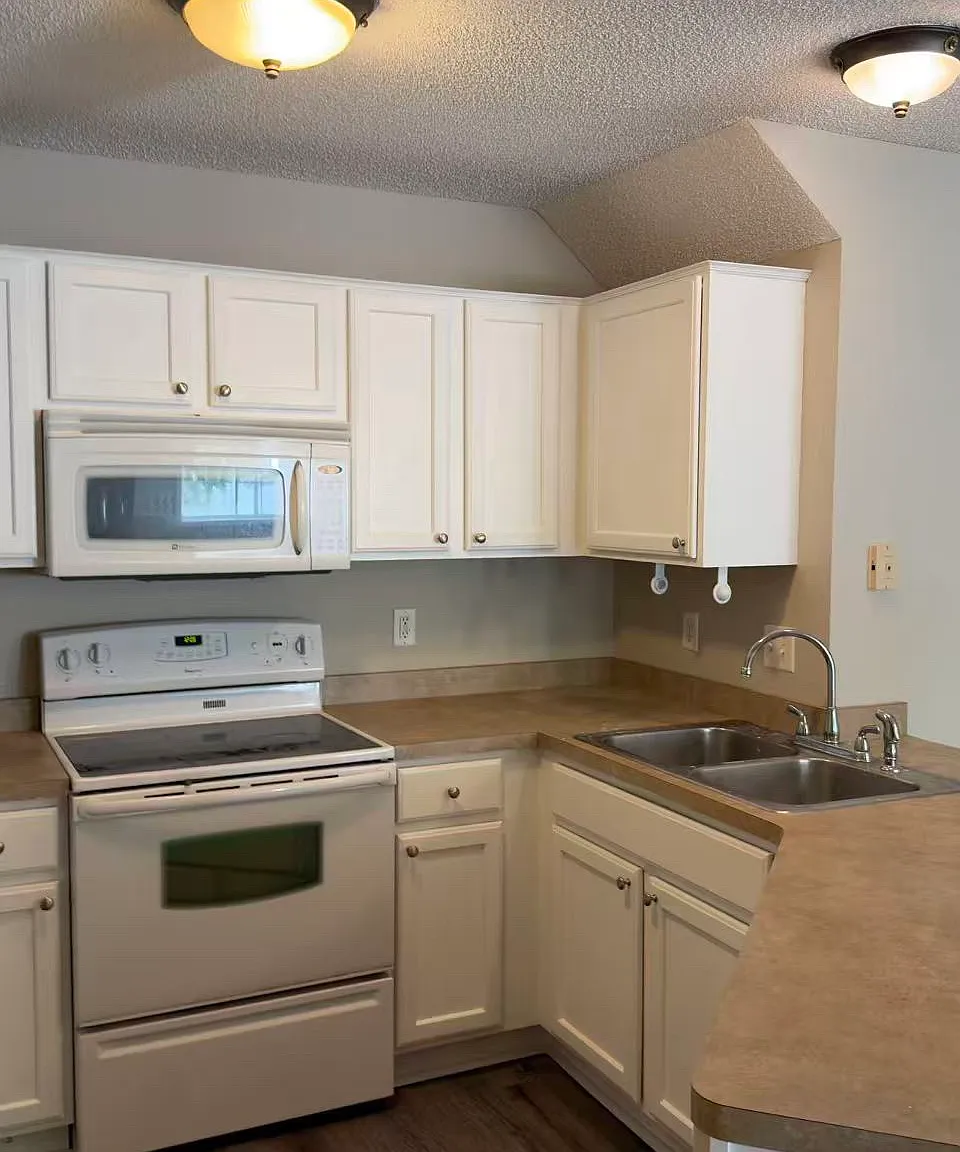 3 bed, 2.5 bath, 1400 sqft, $2,300 — Photo 4