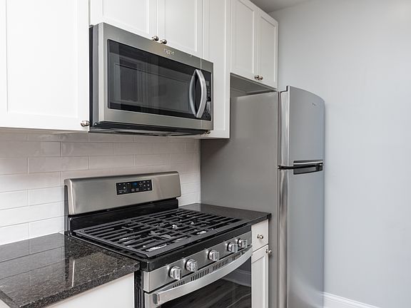 2nd image of 2514 W Belle Plaine Ave #2