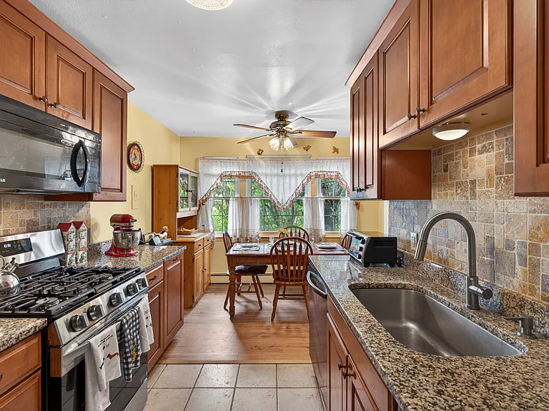 54 Whitman Ct — Photo 32