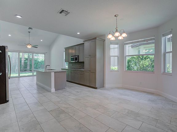 2nd image of 209 Diamante Way