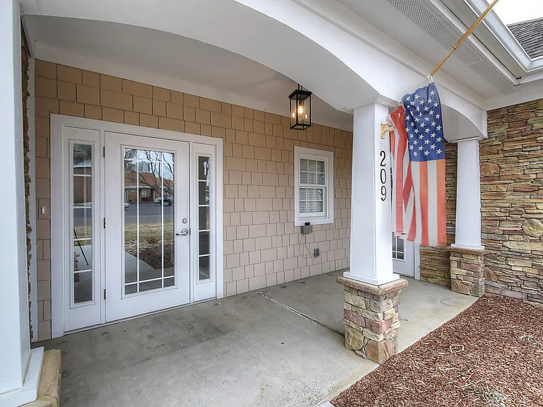 209 University Pkwy #10 — Photo 6