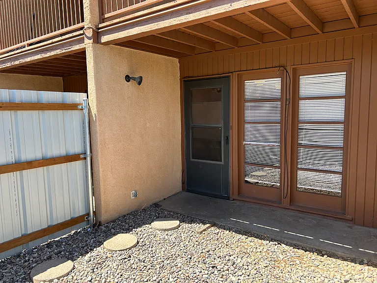 Updated 2 Story - 1 Bed UNM Town Home Apt.l w/ Balcony & Yard — Photo 37