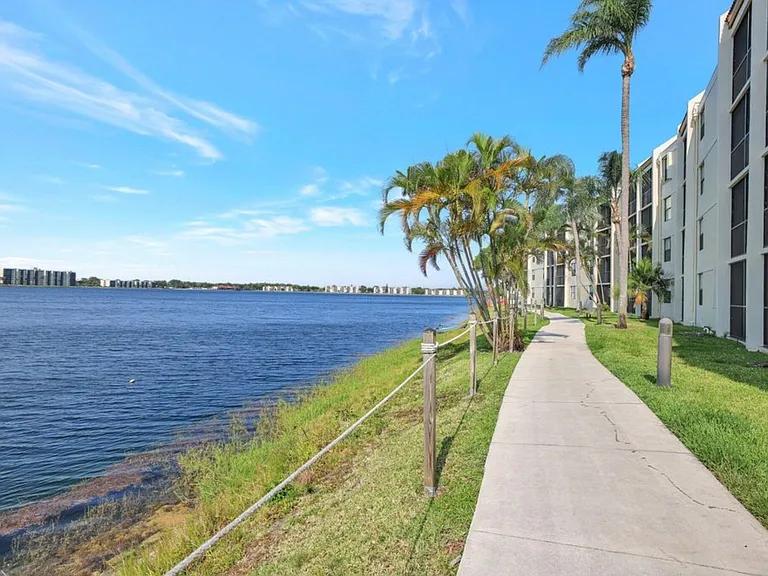 118 Lake Emerald Dr — Photo 13
