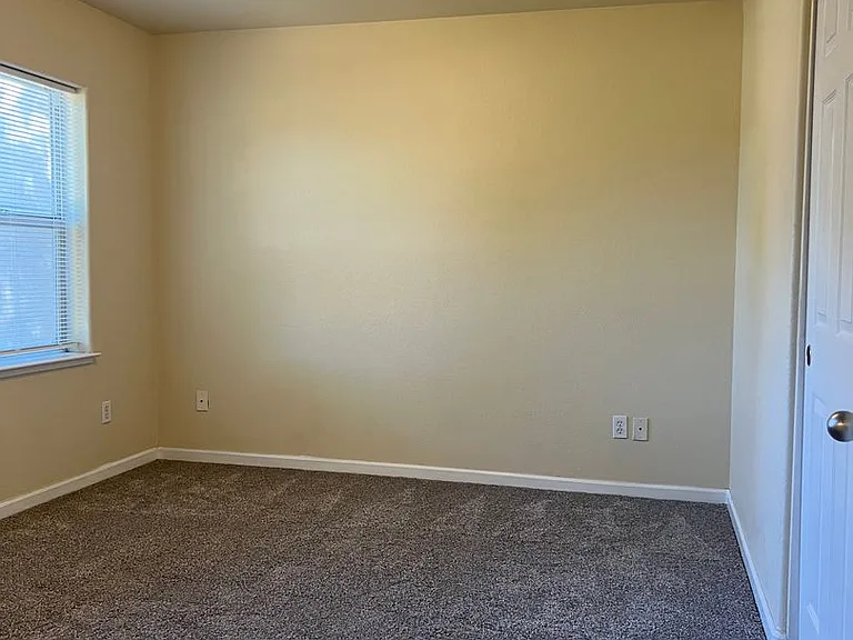 621 Elko Ave — Photo 7