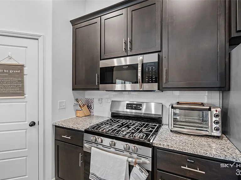 6102 NW Hoover St — Photo 14