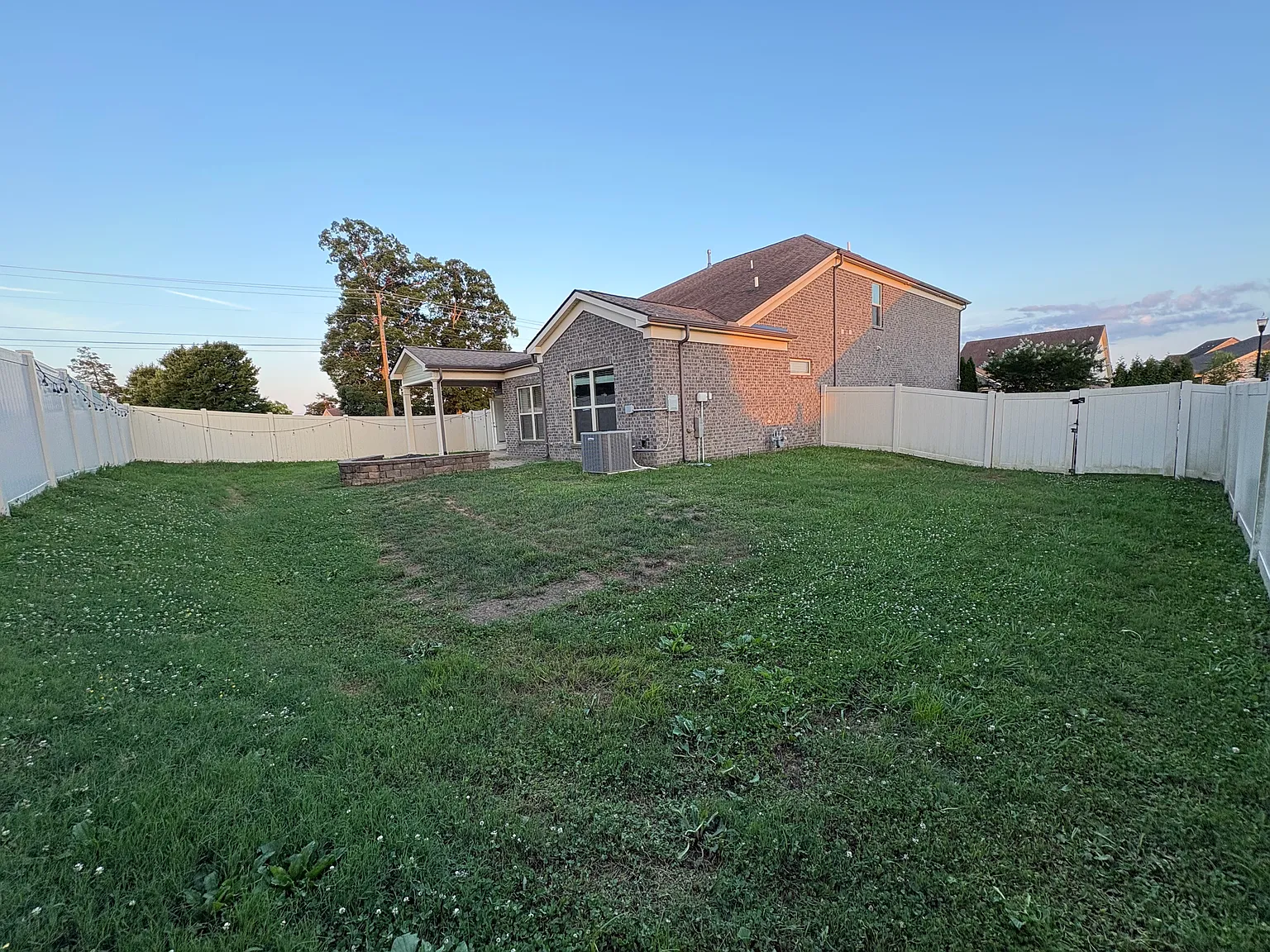 5 bed, 2900 sqft, $2,995 — Photo 3