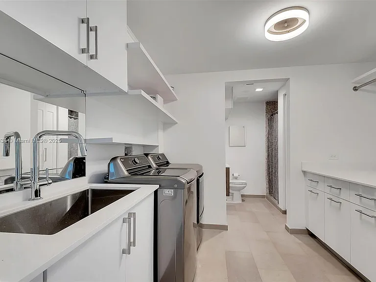 68 SE 6th St #3911 — Photo 33