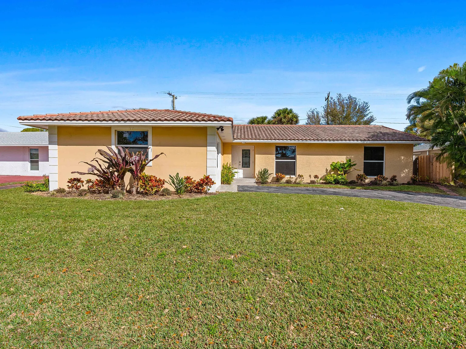 3 bed, 2.0 bath, 1896 sqft, $4,600 — Photo 2