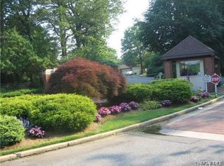 67 Estates Ter N, Manhasset, NY 11030