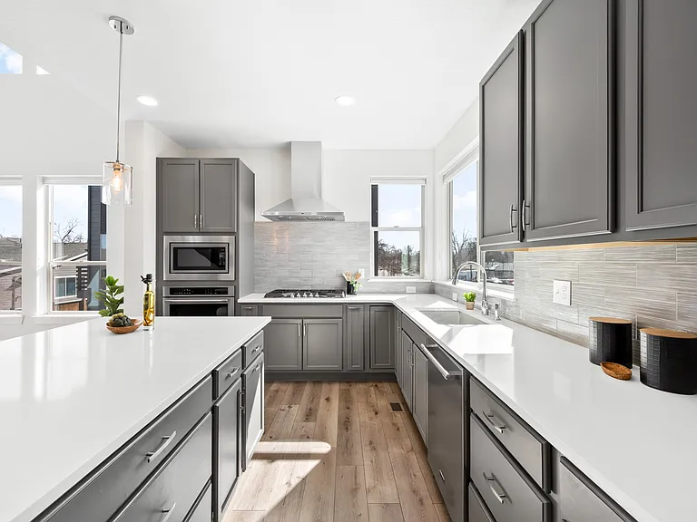 2522 N Moline St — Photo 3