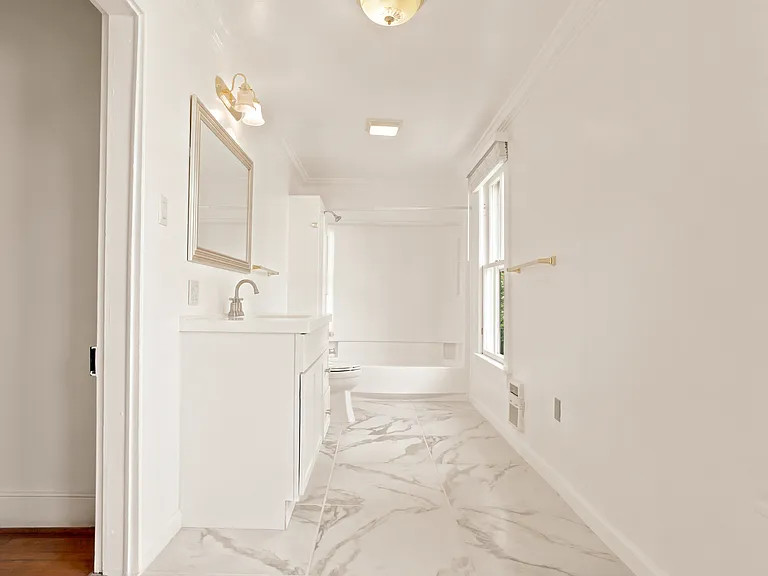 209 N Washington St — Photo 11