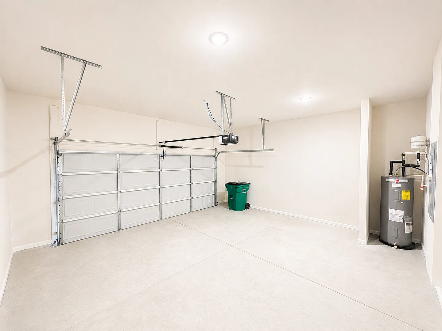 Discover modern living in the heart of Cornelia! — Photo 4