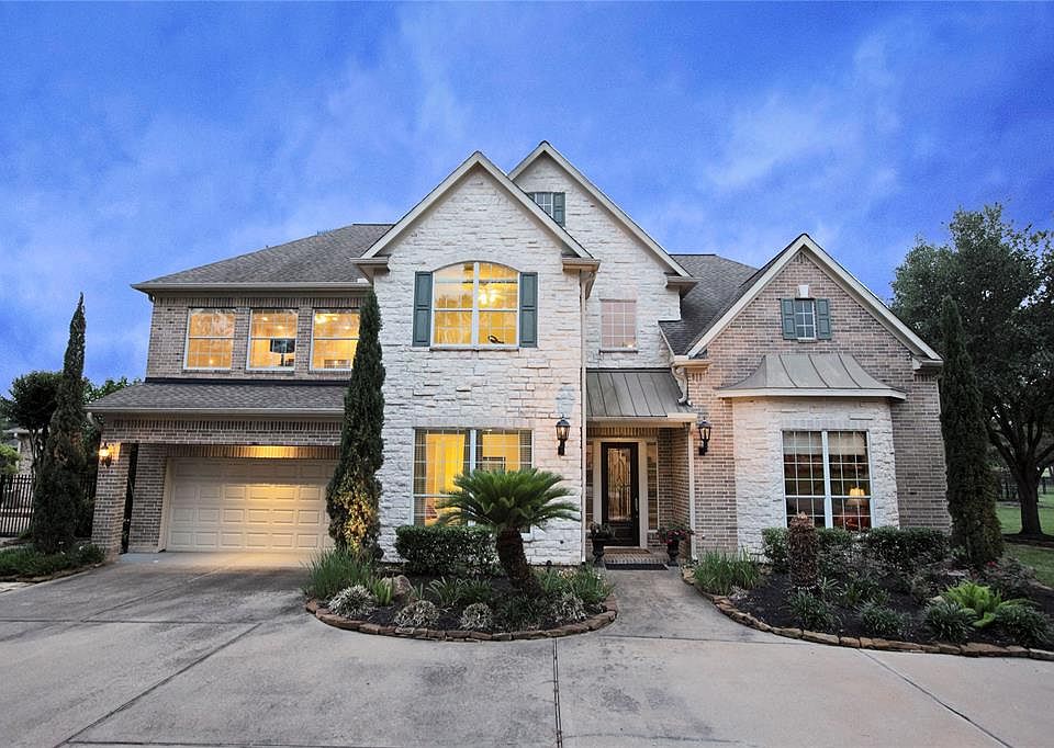 Welcome to 10 Lillington Manor, located on the Gleannloch Farms Golf Course, on a spacious 41,000+ square foot lot!