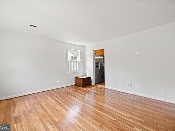 4th image of 1722 Crawford Dr