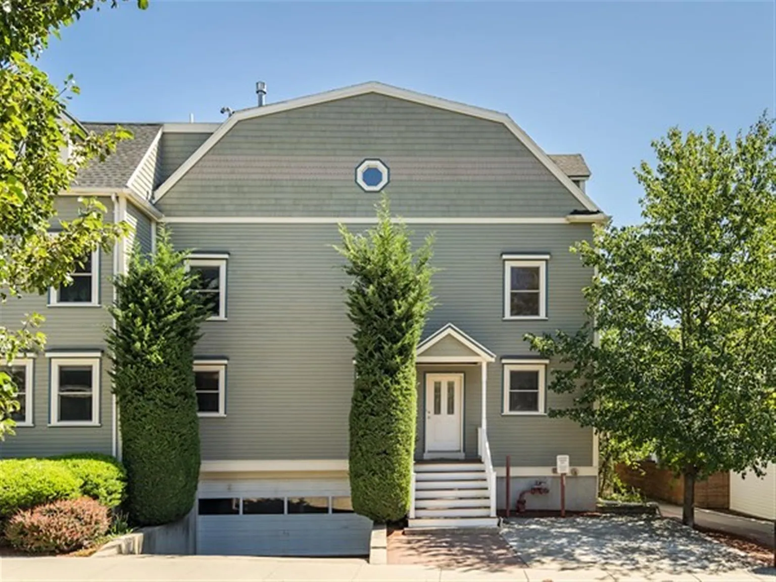 3 bed, 2.5 bath, 1700 sqft, $4,200 — Photo 3
